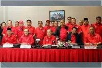 Hajiji (duduk di depan, tengah) ketika bercakap kepada pemberita selepas mempengerusikan mesyuarat AMT Gagasan Rakyat di SICC, Kota Kinabalu pada Sabtu.