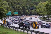 Aliran trafik di beberapa lebuh raya utama menuju keluar ibu kota dilaporkan bergerak perlahan.