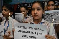 Para pelajar di Amritsar menyalakan lilin bagi memperingati mangsa-mangsa korban banjir Nepal. Foto: Narinder NANU / AFP
