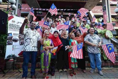 Rakyat perlu berani bersatu-padu menentang retorik politik dan membina semula sebuah Malaysia yang benar-benar makmur untuk semua.