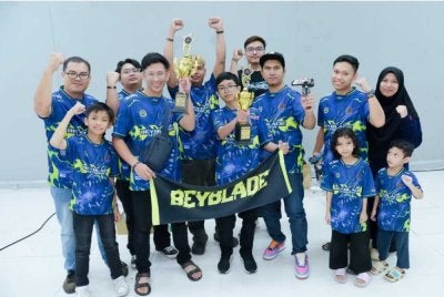Nur Fadly Hadi dan pasukannya ketika menyertai Southern Thailand Championship Malaysia & Thailand di Hat Yai, Jun lalu.