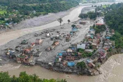 Pemandangan udara menunjukkan rumah-rumah ditenggelami lumpur susulan banjir kilat di Devighat, Perbandaran Bidur, daerah Nuwakot, Nepal. Foto AFP
