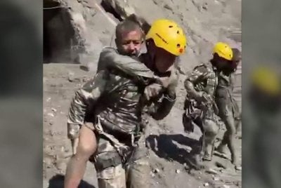 Pihak berkuasa pengurusan bencana Nepal berkata, lebih 4,400 orang telah diselamatkan menjelang petang Jumaat. Foto: AFP