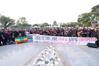Peserta himpunan mengibarkan sepanduk dan kain rentang bagi mendesak tindakan tegas terhadap penempatan PATI dan warga Rohingya menerusi penyerahan memorandum pada Himpunan Aman 'Kemaman Bebas PATI' di Dataran Astaka, Chukai pada Jumaat. Foto Dewan Pemuda Pas Kawasan Kemaman