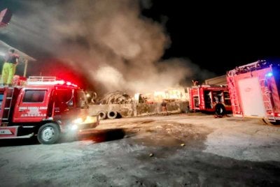 Anggota bomba mengambil masa 10 jam untuk memadamkan kebakaran. Foto Bomba Pulau Pinang