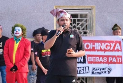 Dasuki ketika berucap pada Himpunan Aman 'Kemaman Bebas PATI' di Dataran Astaka, Chukai di Kemaman pada Jumaat. Foto Dewan Pemuda Pas Kawasan Kemaman