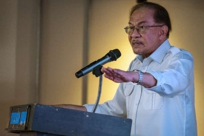 Anwar menyampaikan ucapan pada Majlis Peluncuran SUB Madani Permatang Pauh di Yayasan Aman pada Sabtu. Foto: Bernama 