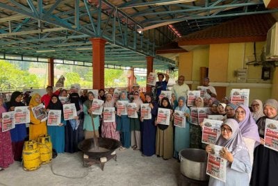 Orang ramai yang terlibat membantu melakukan pelbagai persiapan Malaysia #QuranHour peringkat negeri Kelantan berlangsung di Masjid Al-Munir