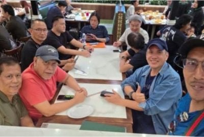 Waniyawww turut berkongsi gambar bapa mentuanya (baju hijau) yang masih gagal dihubungi di Nepal.
