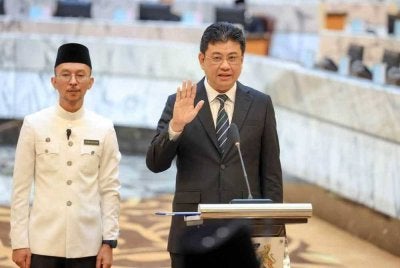 Andrew mengangkat sumpah sebagai ADUN Stulang di DUN Johor pada Khamis. FOTO: Facebook Andrew Chen Kah Eng