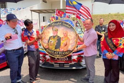 Maszlee (dua dari kanan) merasmikan Karnival Merdeka di Stadium Olahraga Mount Austin, Johor Bahru.