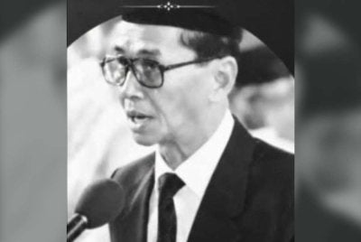 Allahyarham Wan Omar meninggal dunia pada Sabtu kerana sakit tua.