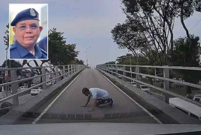 Rakaman mendapati lelaki warga asing didapati pura-pura jatuh di tengah jalan di Jejambat Batu Lanchang. Gambar kecil: Abdul Rozak
