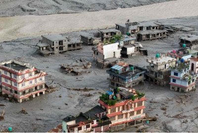 Pandangan udara menunjukkan rumah-rumah yang ditenggelami lumpur susulan banjir kilat di kawasan pertemuan Sungai Trishuli dan Sungai Tadi di daerah Nuwakot, Nepal.
FOTO: AFP