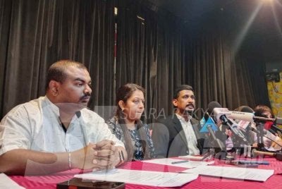 Ts Dr Manivannan Rethinam (tiga dari kiri) bercakap kepada pemberita ketika sidang akhbar Malaysia Solidarity: Families in Hope (MASFIH) pada Sabtu.