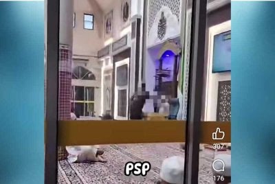Tangkap layar video tular menunjukkan lelaki terbabit dilihat memukul tenaga pengajar dalam kuliah Subuh di sebuah masjid di Tikam Batu, Sungai Petani pada Sabtu.