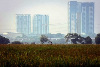 Keadaan berjerebu menyelubungi sekitar Bukit Mertajam hari ini dengan jarak penglihatan yang kelihatan terhad. Foto: Bernama 