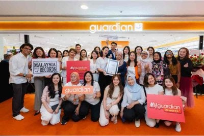 Pricilla (barisan kedua, tujuh dari kanan) meraikan pencapaian Guardian yang memperoleh MBOR