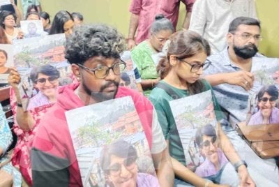 Sebahagian daripada ahli keluarga mangsa yang gagal dihubungi susulan tragedi banjir Nepal membawa poster ahli masing-masing.