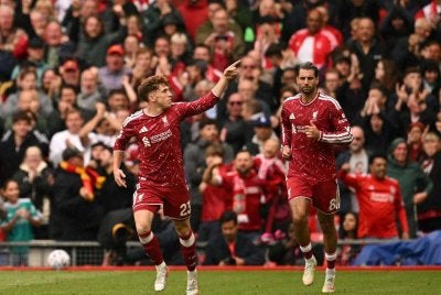 Munoz (kiri) meledak gol lewat perlawanan ketika membantu Liverpool mengikat Nottingham Forest 2-2 di Anfield pada Sabtu. Foto: AFP.