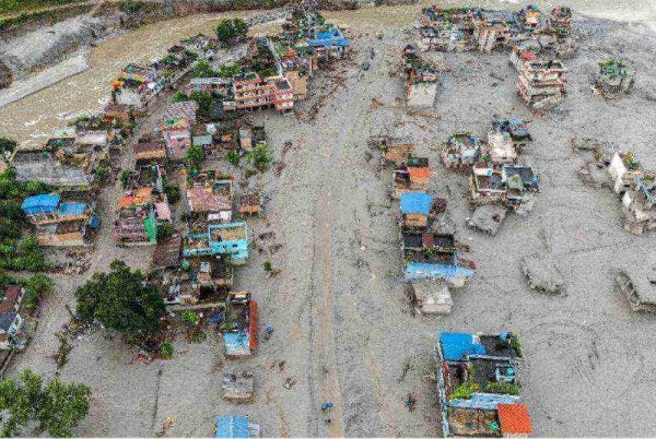 Gambar udara yang diambil hari ini menunjukkan kesan kejadian banjir di daerah Nuwakot, Nepal. Foto: MANAN VATSYAYANA / AFP