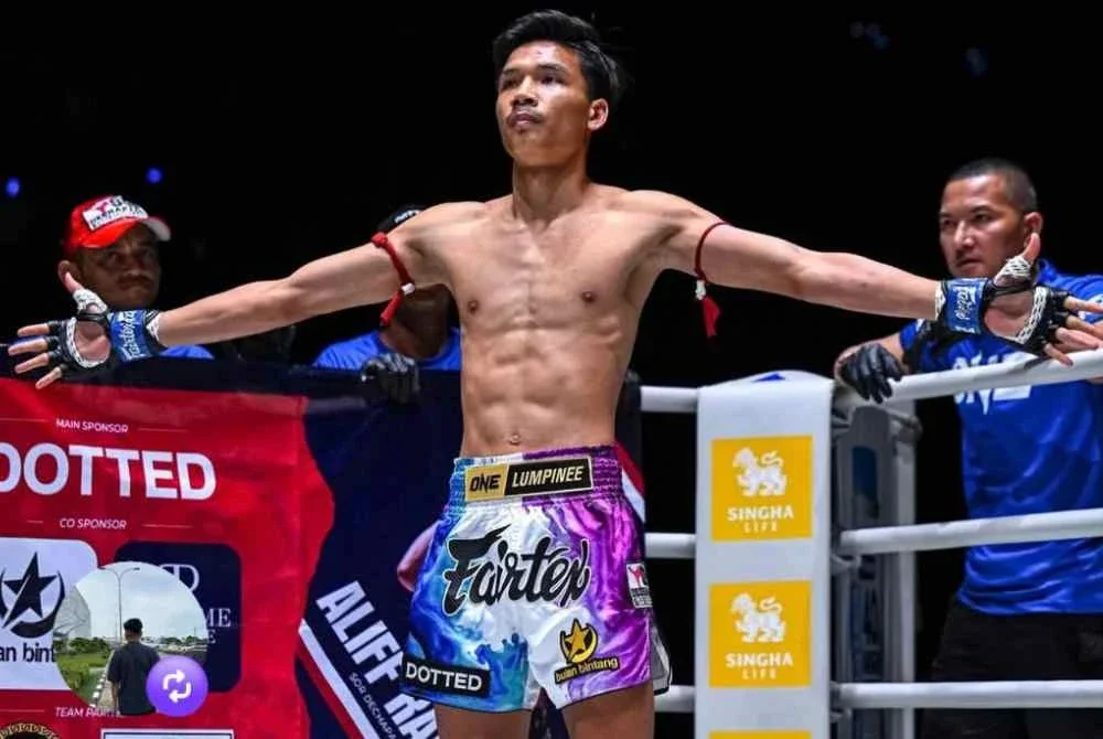 Tanpa kehadiran kedua ibu bapa yang sebelum ini menjadi 'tunjang' kekuatan, anak kelahiran Rantau Panjang, Kelantan itu 'dibuang' ke Bangkok, Thailand untuk mengejar impian menjadi jaguh Muay Thai.