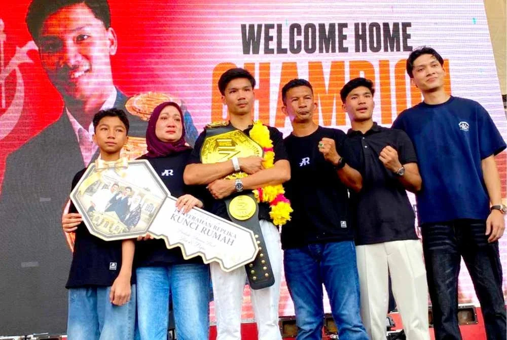 Rakib bersama isteri dan empat orang anak mereka semasa meraikan Aliff Rakib (tiga,kiri) di Kelantan baru-baru ini.