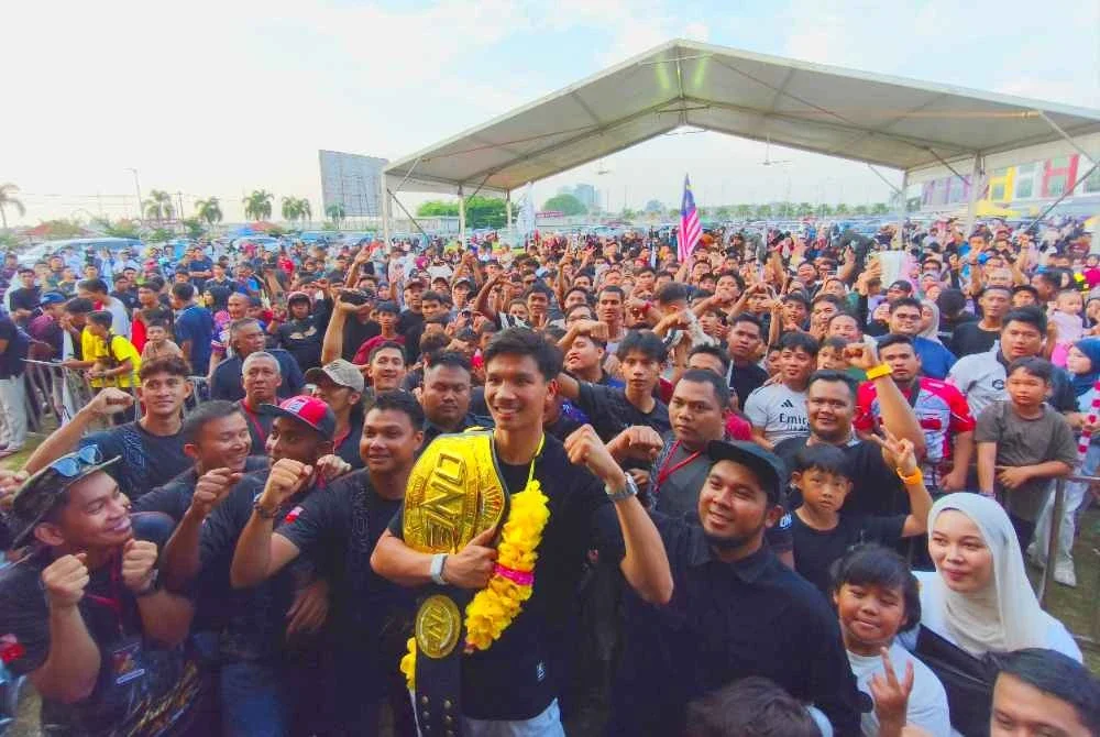 Aliff Rakib bersama penyokongnya pada Majlis Sambutan Wira Kelantan di Lembah Sireh, Kota Bharu baru-baru ini.