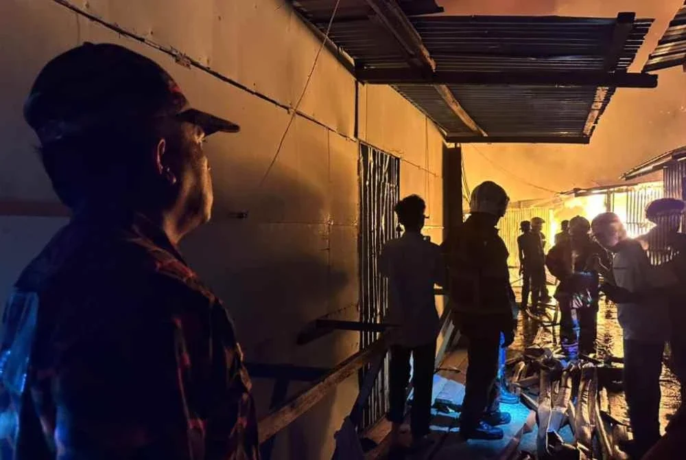 Pasukan bomba menjalankan operasi dalam memadam kebakaran di tiga kampung merangkumi Kampung Numbak, Kota Kinabalu. Foto Bomba