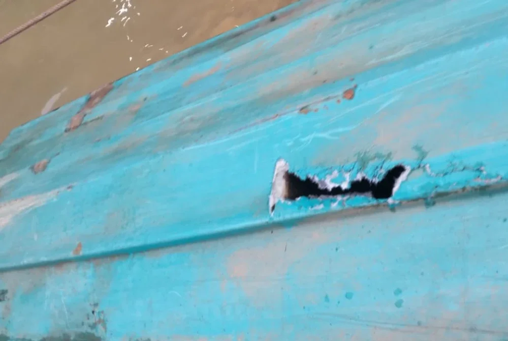Keadaan bot fiber yang bocor selepas terlanggar tunggul kayu dalam kejadian berhampiran Gua Bewah, Tasik Kenyir di Hulu Terengganu pada Sabtu.