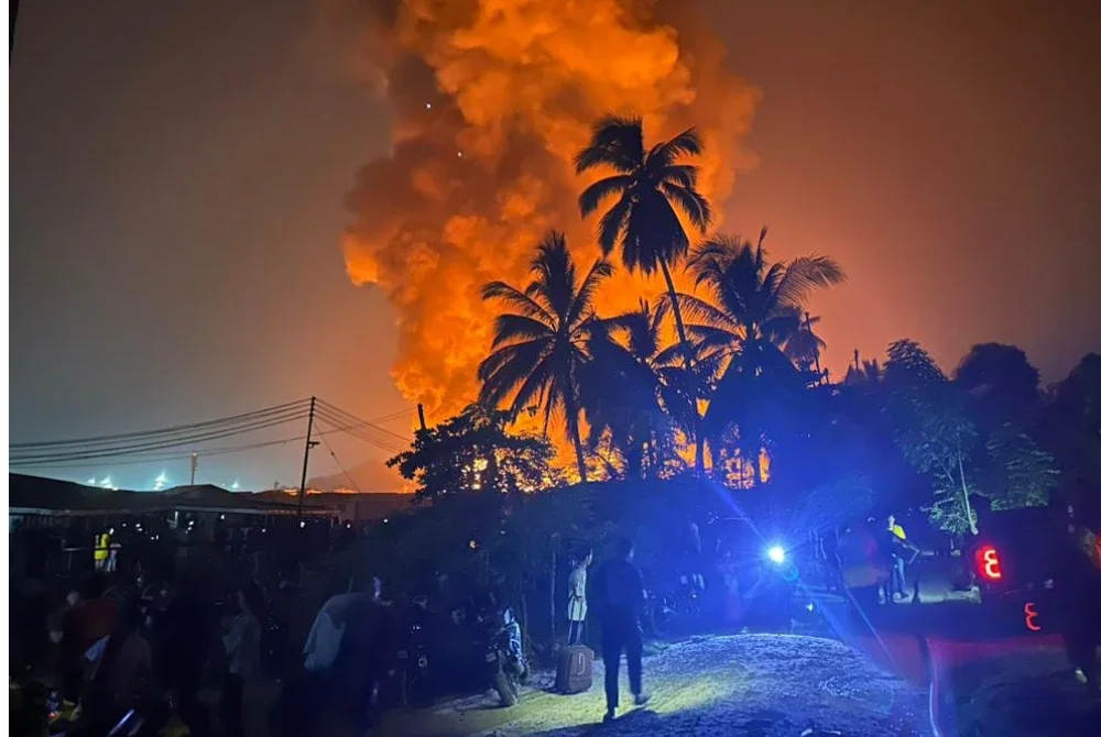 Pasukan bomba menjalankan operasi dalam memadam kebakaran di tiga kampung merangkumi Kampung Numbak, Kota Kinabalu. Foto bomba