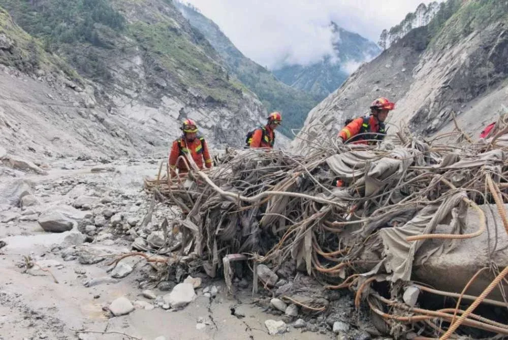 Anggota keselematan melakukan misi mencari dan menyelamat mangsa yang terputus hubungan susulan kejadian tanah runtuh di sempadan China-Nepal itu.