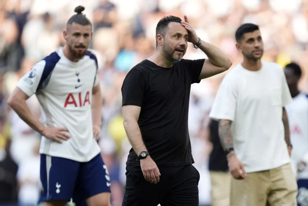 Zerbi (tengah) memohon maaf kepada penyokong susulan kekalahan Spurs kepada Newcastle 0-2 dalam saingan EPL di laman sendiri pada Ahad. FOTO: Agensi.