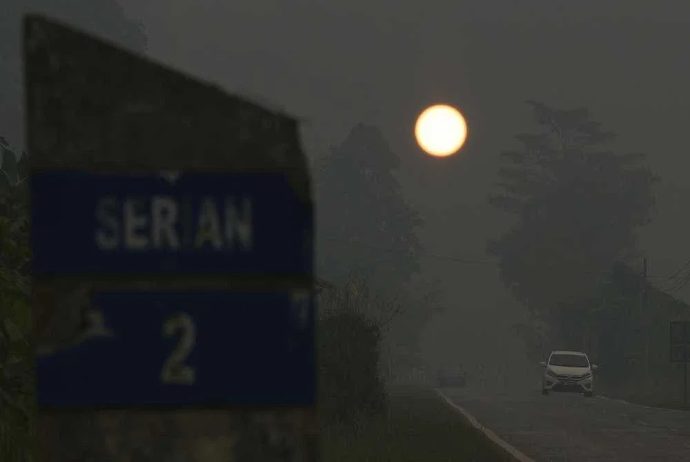 Matahari kelihatan suram diselubungi jerebu tebal menerusi satu pemandangan yang dirakamkan di Jalan Serian-Tebedu pada Ahad. FOTO: Bernama