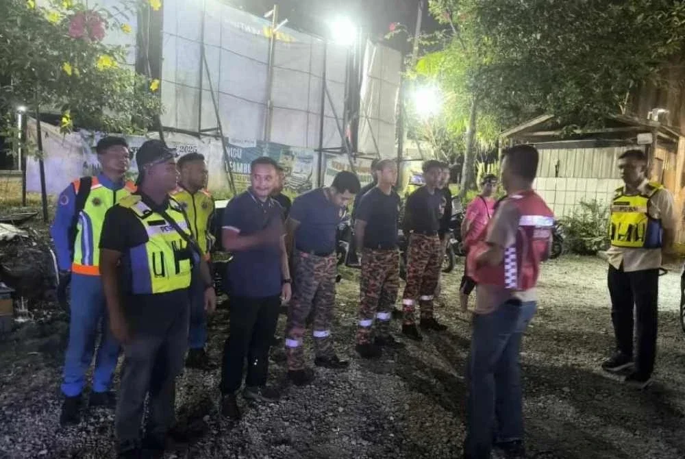 Anggota pasukan penyelamat yang terlibat dalam operasi Carilamat dua beradik berkenaan. - FOTO: Bomba