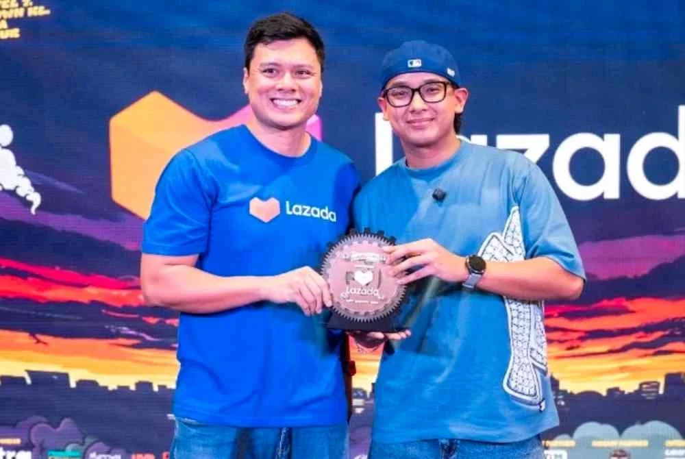 Wan Mikhail (kanan) bergambar dengan rakan kongsi program.
