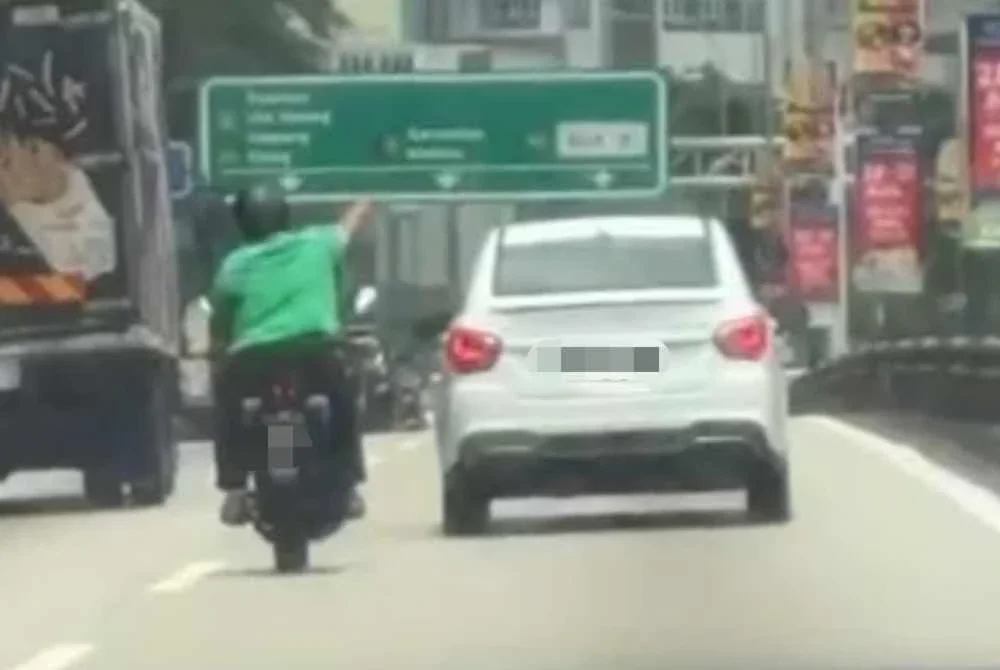 Seorang penunggang motisikal mendakwa dihimpit sebuah kereta di Lebuhraya Sungai Besi-Kuala Lumpur-Seremban.