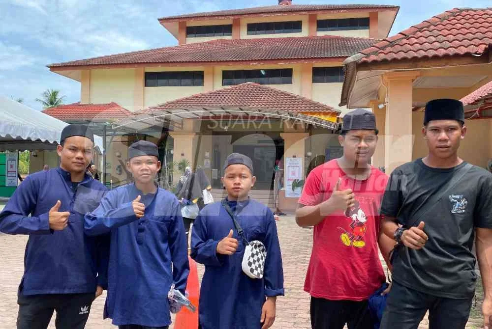 Kumai (kiri) bersama rakan-rakan Orang Asli yang hadir memeriahkan Malaysia #QuranHour peringkat Kelantan yang berlangsung di Masjid Al-Munir, Mukim Badang, Jalan Pantai Cahaya Bulan, Kota Bharu pada Ahad. Foto: HAZELEN LIANA KAMARUDIN