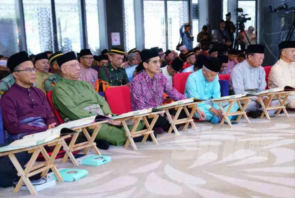Sebahagian peserta terdiri daripada tetamu kehormat dan orang ramai mengambil bahagian dalam Malaysia #QuranHour di Masjid Al-Sultan Abdullah. Foto SINAR HARIAN/MOHD HALIM ABDUL WAHID