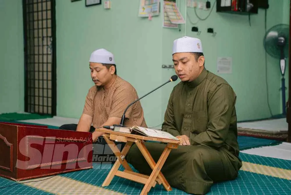 Mohd Harfiz dan Muhamad Ashraf (kanan) semasa menyertai Malaysia #QuranHour di Surau Al-Muhsinin, Taman Seri Bayu, Sungai Lalang.