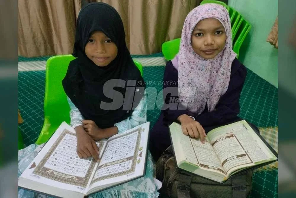 Nur Aisya Mardiah Abdul Malik,10, (kanan) dan sepupu, Nur Ardani Maisarah Abdul Rahman, 7, menyertai Malaysia #QuranHour di Taman Seri Bayu, Sungai Lalang, Kedah.