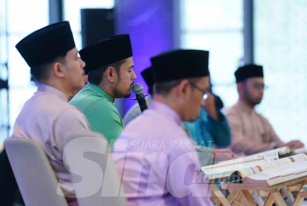 Tirmizi (baju hijau) ketika mengalunkan ayat suci al-Quran pada Malaysia #QuranHour di Masjid Al-Sultan Abdullah, Presint Merdeka 118. Foto Sinar Harian - MOHD HALIM ABDUL WAHID