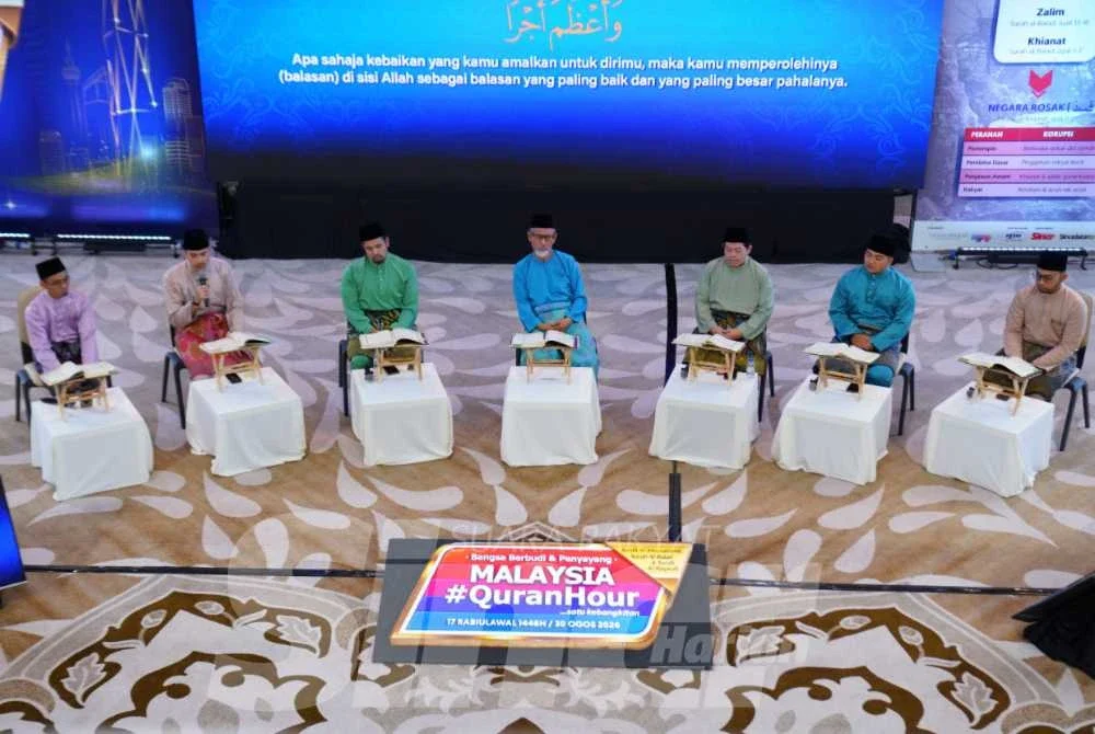 Tirmizi (tiga dari kiri) bersama sebahagian qari, pentadabbur dan Pengerusi Jawatankuasa Muzakarah Majlis Kebangsaan bagi Hal Ehwal Agama Islam (MKI), Datuk Dr Nooh Gadot (tengah) pada program Malaysia #QuranHour di Masjid Al-Sultan Abdullah, Presint Merdeka 118. Foto Sinar Harian - MOHD HALIM ABDUL WAHID