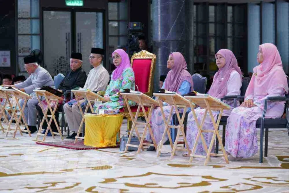 Raja Zarith Sofiah berkenan berangkat ke Malaysia #QuranHour di Masjid Al-Sultan Abdullah di Presint Menara Merdeka 118 di sini pada Ahad.