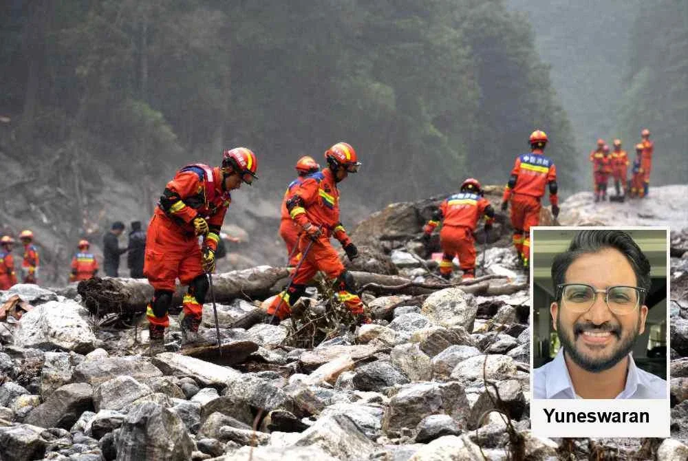 Anggota bomba dan penyelamat menjalankan operasi mencari dan menyelamat. Foto AFP