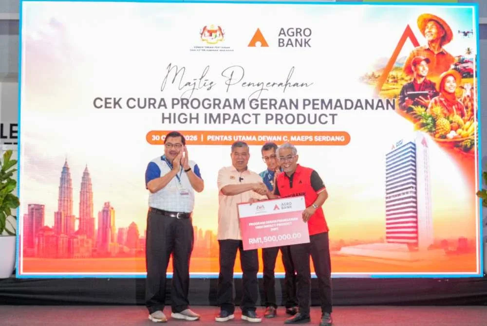 Penyerahan Cek Cura Program Geran Pemadanan HIP kepada Tengku Ahmad Badli Shah (kanan) yang disempurnakan Menteri Pertanian dan Keterjaminan Makanan, Datuk Seri Mohamad Sabu.