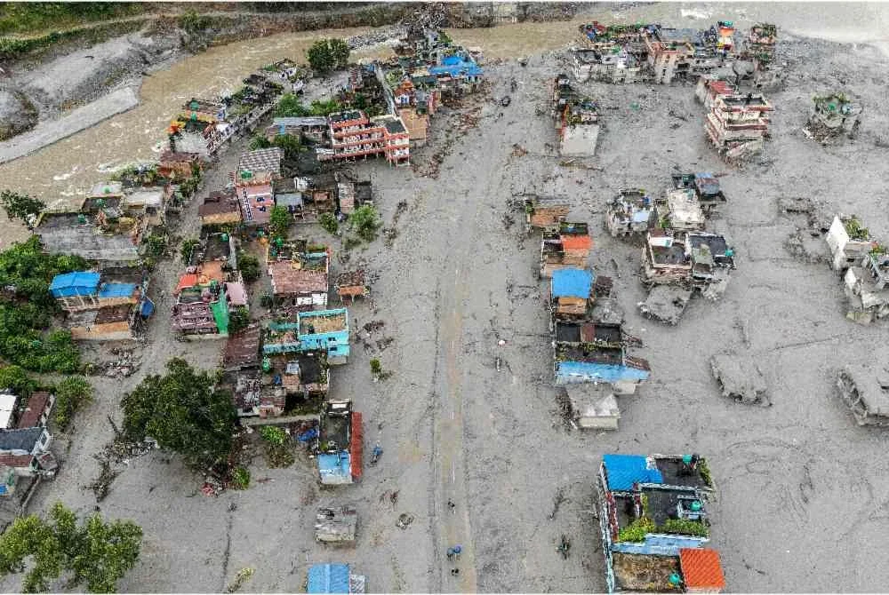 Foto udara memaparkan rumah-rumah yang diselaputi lumpur tebal susulan banjir kilat di Devighat, daerah Nuwakot, Nepal pada Sabtu. Foto: AFP