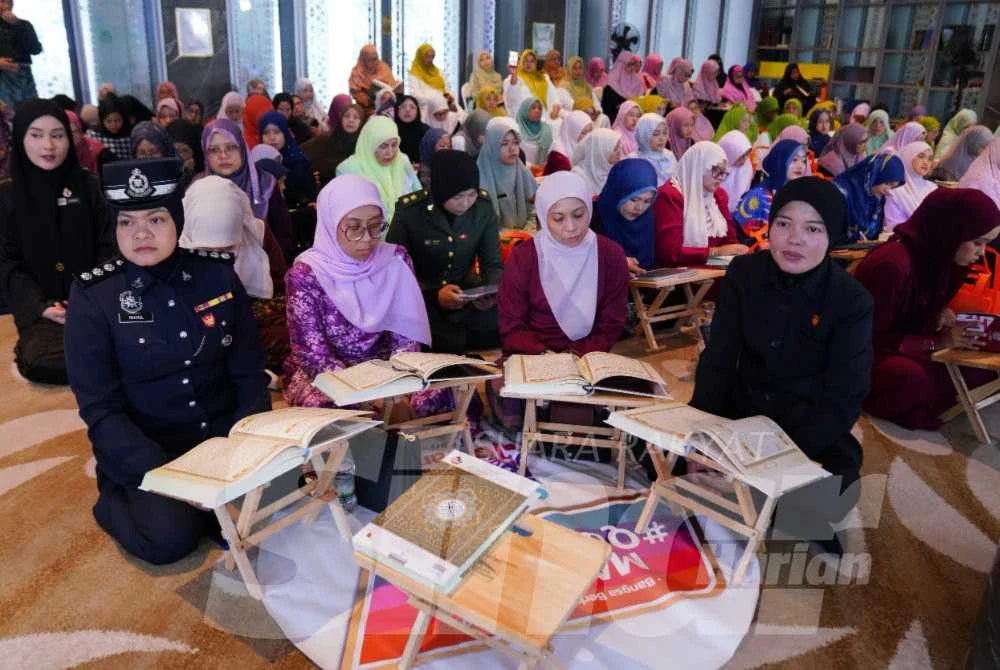 Sebahagian peserta mengambil bahagian dalam Malaysia #QuranHour di Masjid Al-Sultan Abdullah, Presint Merdeka 118 pada Ahad. Foto Sinar Harian - MOHD HALIM ABDUL WAHID