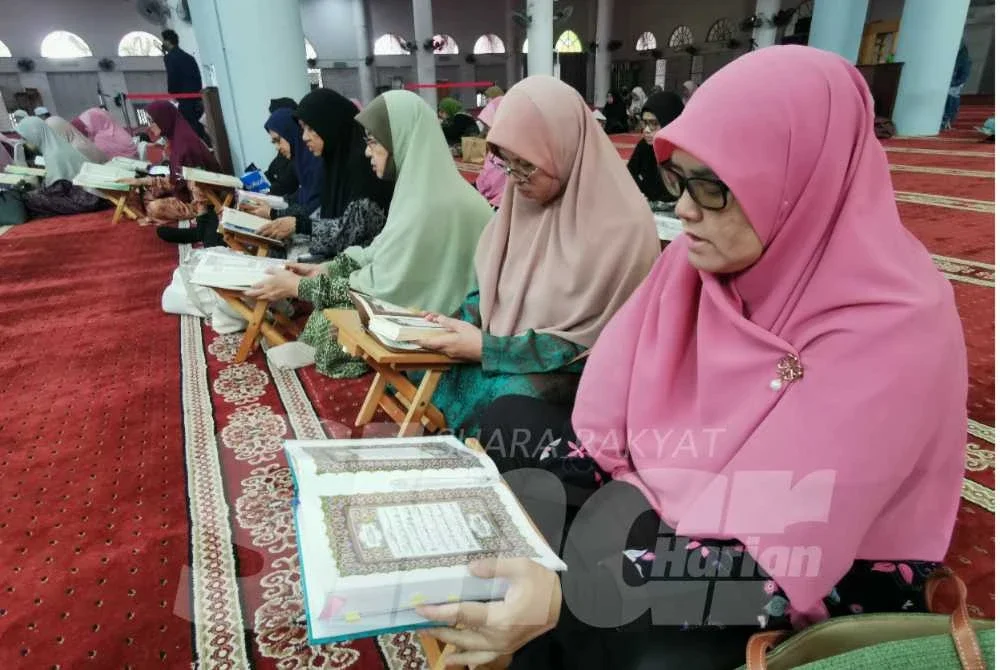 Sebahagian peserta program Malaysia #QuranHour di Masjid Wakaf Tembesu di Kuala Nerus, Terengganu.