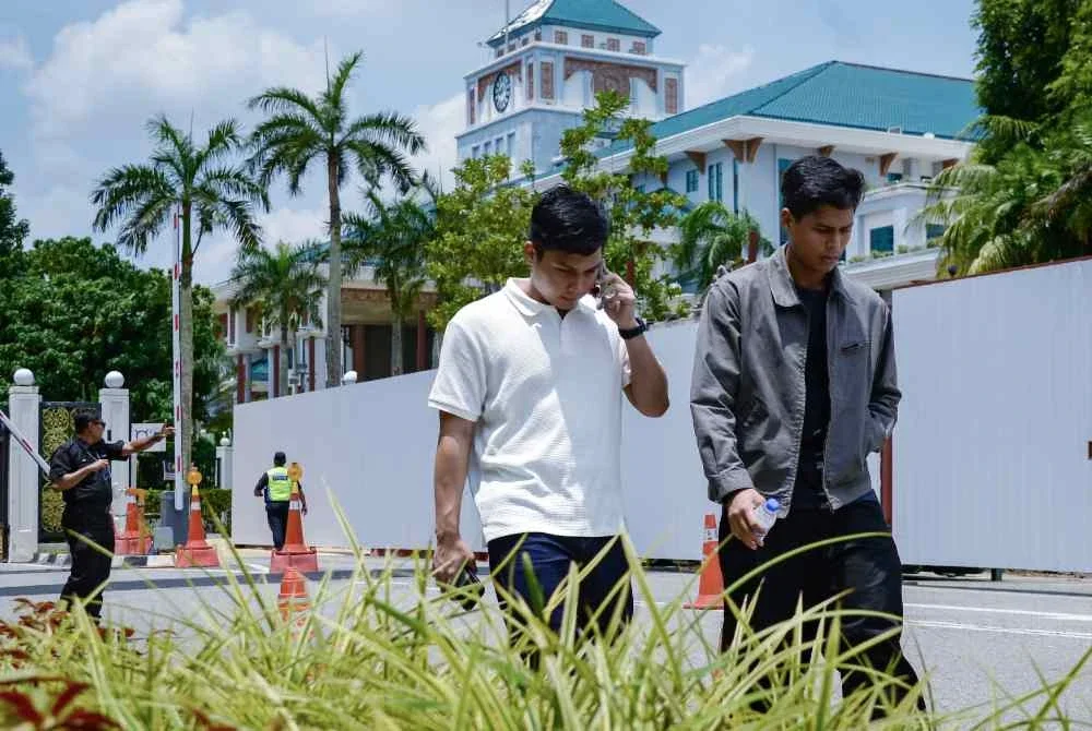 Ahli keluarga mangsa yang hadir pada sesi taklimat mengenai rakyat Malaysia yang masih hilang susulan kejadian banjir besar di sempadan Nepal, di Wisma Putra hari ini. - Foto: Bernama